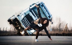 Volvo Trucks accompagne le road trip d’une chanteuse à travers l’Europe