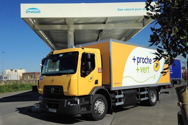 Renault Trucks livre son premier camion au GNV à La Poste