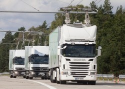 Des camions Scania sur une route électrique en Suède