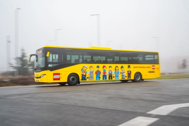 LEGO organise le transport de ses équipes avec des autobus Crossway